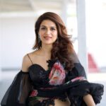 Shraddha Das Instagram – For the 2nd episode of Extra Jabardasth as the special judge,experimented with this Black floral saree and off-shoulder blouse 🖤
📸 @sai_tejah @krishnatejah 
Styling : @artbyavnee 
Saree : @moresha_sameera_dalvi 
Jewellery: @shillpapuriidesignerjewellery 
Hair : @gouriepatil 
Make up : @hareshwarp 

#extrajabardasth #judge #saree #floralsaree #blacksaree #offshoulderblouse #vintage
#hyderabad Hyderabad India