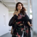 Shraddha Das Instagram – For the 2nd episode of Extra Jabardasth as the special judge,experimented with this Black floral saree and off-shoulder blouse 🖤
📸 @sai_tejah @krishnatejah 
Styling : @artbyavnee 
Saree : @moresha_sameera_dalvi 
Jewellery: @shillpapuriidesignerjewellery 
Hair : @gouriepatil 
Make up : @hareshwarp 

#extrajabardasth #judge #saree #floralsaree #blacksaree #offshoulderblouse #vintage
#hyderabad Hyderabad India