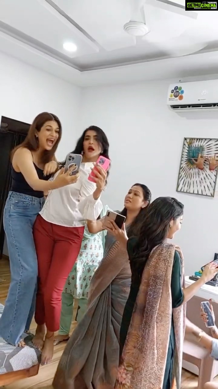 Shraddha Das Instagram - Everyday story of trying to find network on the sets of @lechindimahilalokam With @lakshmimanchu @ananya.nagalla @actress_hariteja @_supritha_9 @urshemakolla #movie #shoot #telugu #hyderabad #onset Hyderabad India