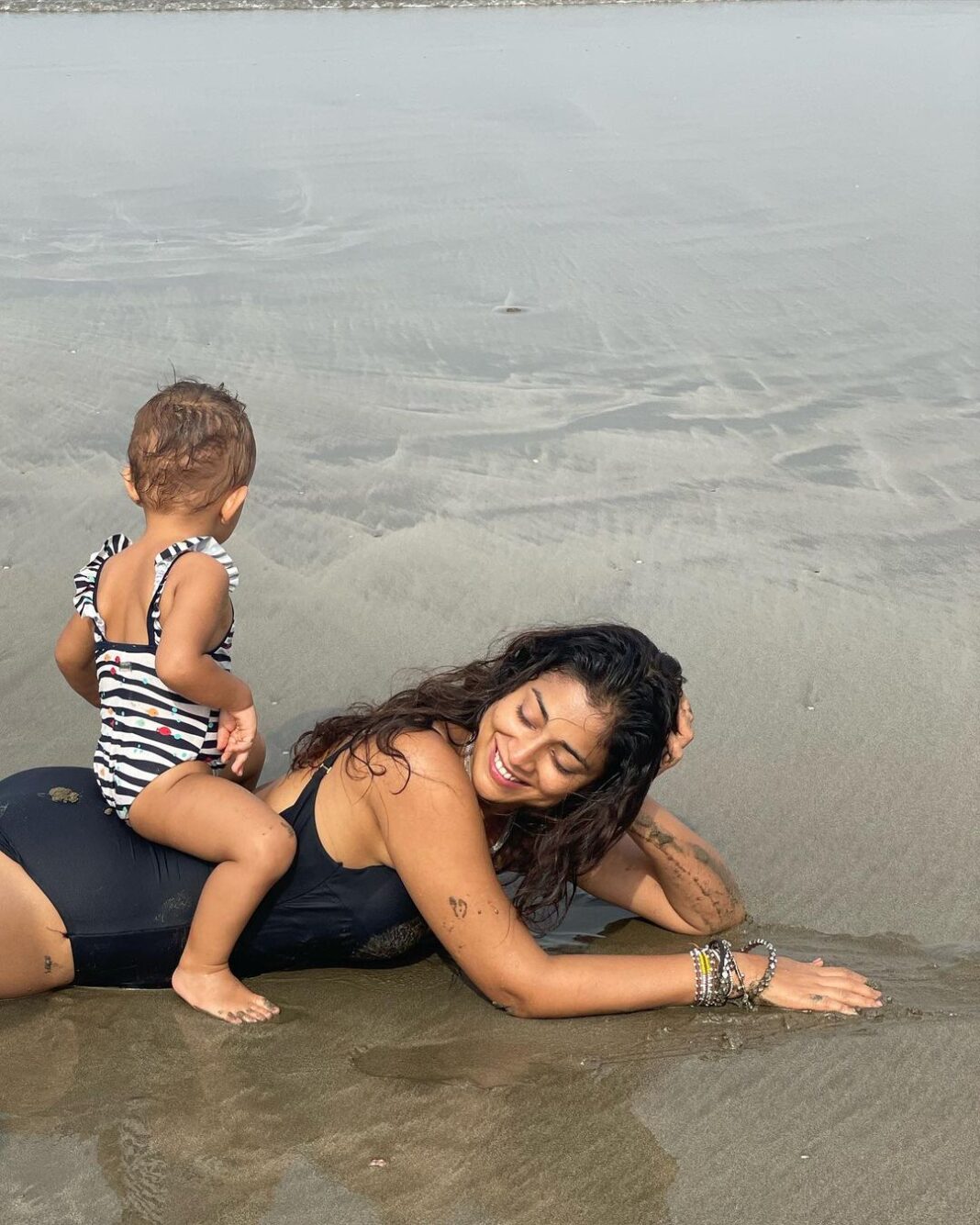 Shriya Saran Instagram - Love laughter and happiness To love without condition, to talk without intention, to give without reason, care without expectation, that's the spirit of true love Bhagvan’s Geeta . @andreikoscheev Photographed by Radha’s nanny , Divya didi ! Thank you my love