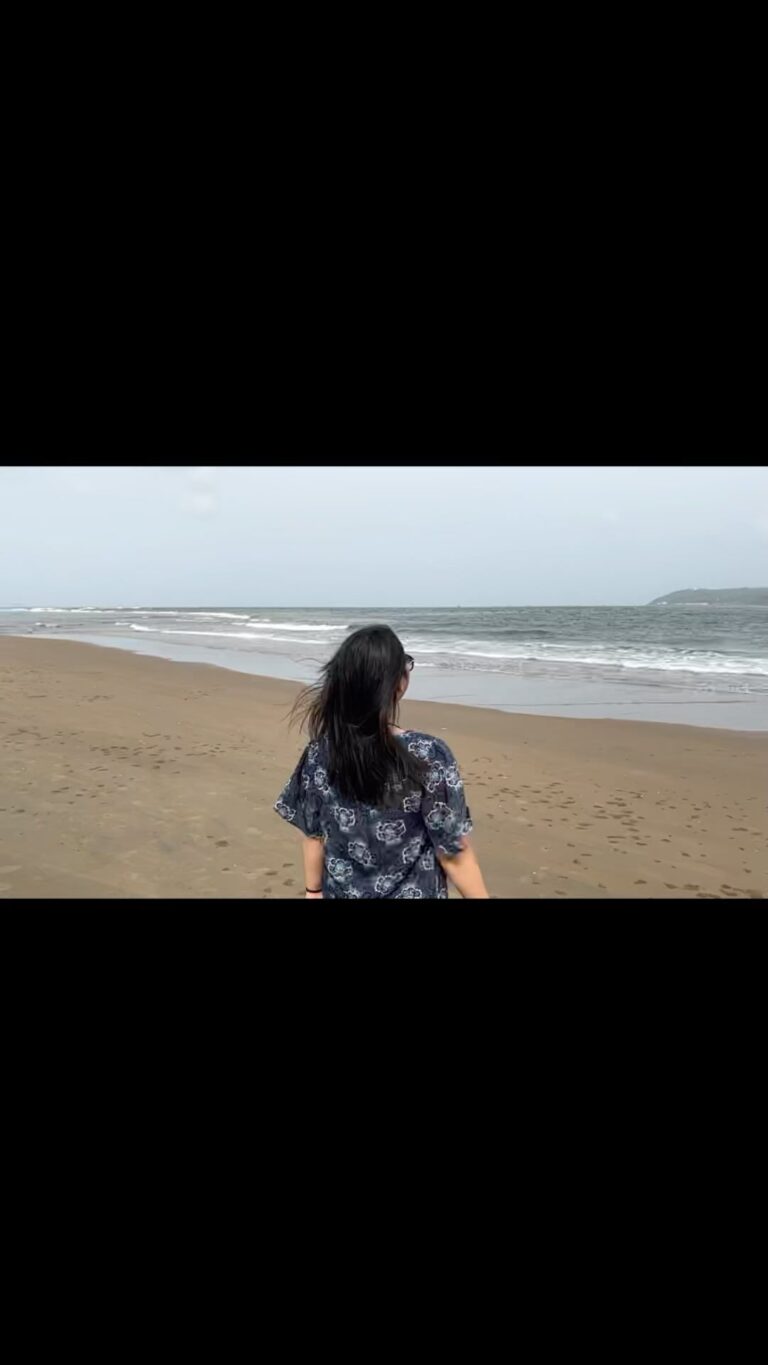 Shriya Sharma Instagram - Born in the ⛰ but heart’s in the 🌊 Wearing mom’s clothes but its still the filmy me 💁🏻‍♀️ Goa