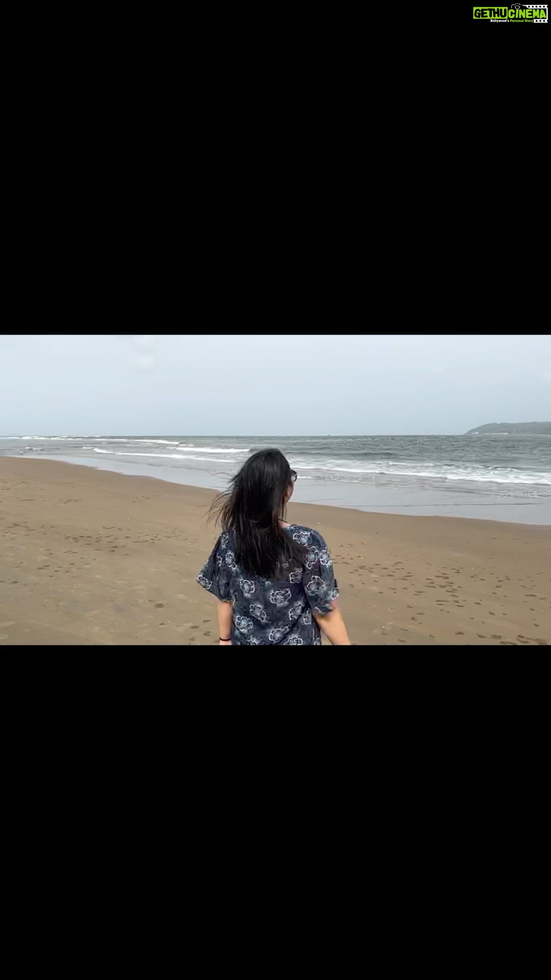 Shriya Sharma Instagram - Born in the ⛰ but heart’s in the 🌊 Wearing mom’s clothes but its still the filmy me 💁🏻♀️ Goa