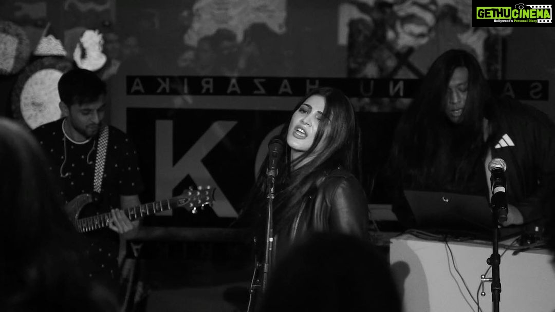 Shruti Haasan Instagram - Finally ! I’ve been meaning to put this up for ages but I’ve been a lazy busy bean. Thankyou my love @santanu_hazarika_art for having me be a part of your special evening - it was so amazing to perform surrounded by your incredible art I’ll never forget it ! and Thankyou @karanparikh27 @karankanchanmusic mere do karan I love you guys ! Sometimes I have to stop just for a second and thank the universe that I get to be an artist and this is my life I get to play people I get to play music and I get to play along to life in the most fun way ever 🧿 . . . Bury me in your deep Blue bruises So I can drink you in And if I turn so green with Envy It’s only cause You let her in . . . 🎥 @ttejdatar