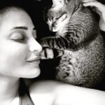 Shruti Haasan Instagram – Animals truly teach us love 🖤 also there just something about cats 😍 Clara is so loving, adorable , unique and such an attitude monster too ! She’s my secret hero 😁