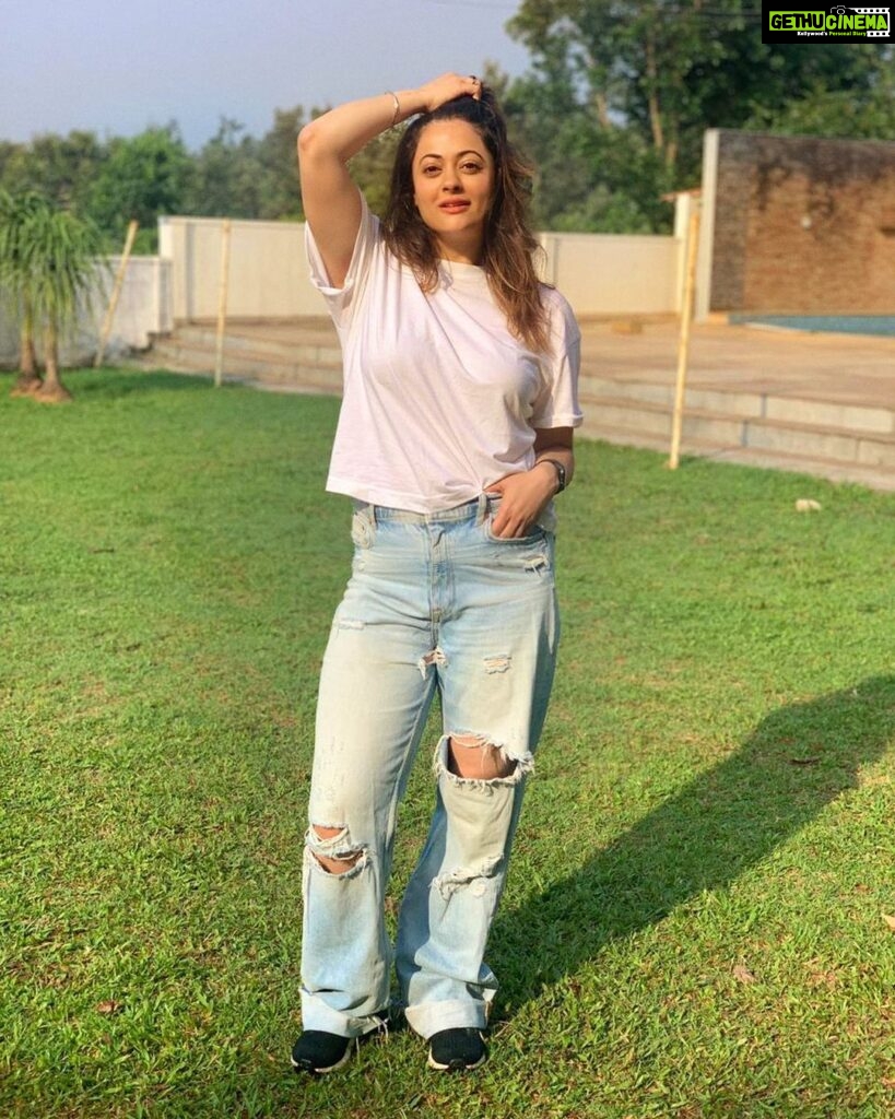 Shruti Sodhi Instagram - My mother and every mother’s nightmare denims😂 Do you also get comments from your parents when you wear torn/फटी jeans😋? #shrutisodhi #denimtalk