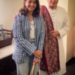 Shweta Basu Prasad Instagram - Had the most beautiful Sunday morning at @mumbaiopera attending the performance by Padma Vibhushan, Sarod virtuoso Ustad Amjad Ali Khan sahab @aaksarod . He mesmerised us with 4 beautiful Raagas: Khat , Bhatiyaar, Miyan ki Todi and Bhairavi. Also explaining the raagas, the beautiful instrument Sarod and shared his experiences performing in different parts of the world. . So good to meet Subhalaxmi ji and @ayaanalibangash and the family after ages! ❤️ . The concert was dedicated to @sarodghar . #ustadamjadalikhan #sarod #royaloperahousemumbai #sarodghar Royal Opera House Mumbai