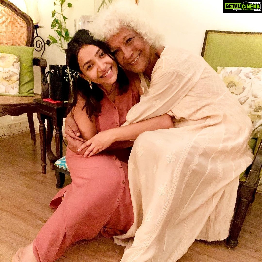 Shweta Basu Prasad Instagram - Phantoms and friends . I was going to only post this as a story, but the rare occasion of having so many favourite people I’ve known from different phases of my life and I love so much, in one frame, deserved a post on the profile grid. . Thank you Dipa auntie for this wonderful evening . @dipa.demotwane @ninhao_gens @motwayne #adhirajbose @Dyuti #aartibajaj @aratikadav @neeraj.ghaywan @shruti_kapoor_21 @metatronsqbe @nehasinha_roy #akshayroy #kunalsharma . @fuhsephantom ❤️ Happy Place