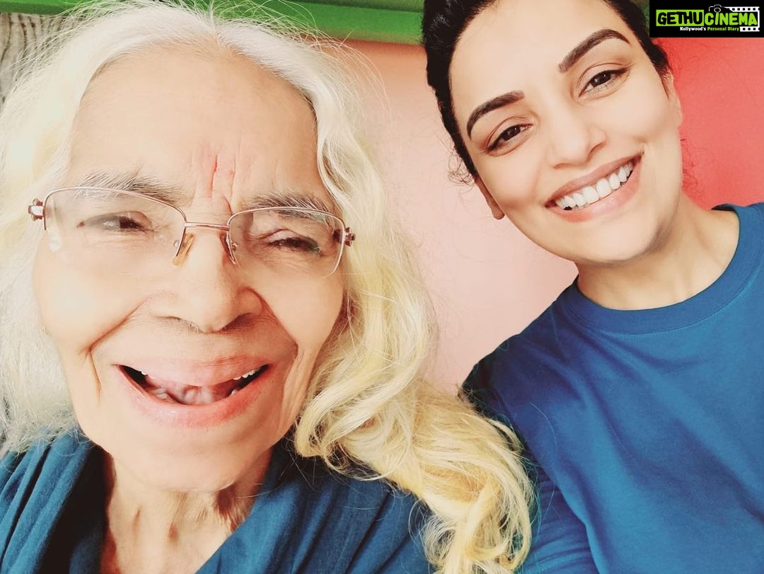 Shweta Menon Instagram - காலையில் தினமும் கண் விழித்தால் நான் கை தொடும் தேவதை அம்மா அன்பென்றாலே அம்மா என் தாய் போல் ஆகிடுமா Happy Mother’s Day അമ്മയ്ക്ക് തുല്യം അമ്മ മാത്രം. എല്ലാ അമ്മമാർക്കും ഒരായിരം മാതൃദിന ആശംസകൾ 💕 #happymothersday #happiness #shwethamenon Kochi, India