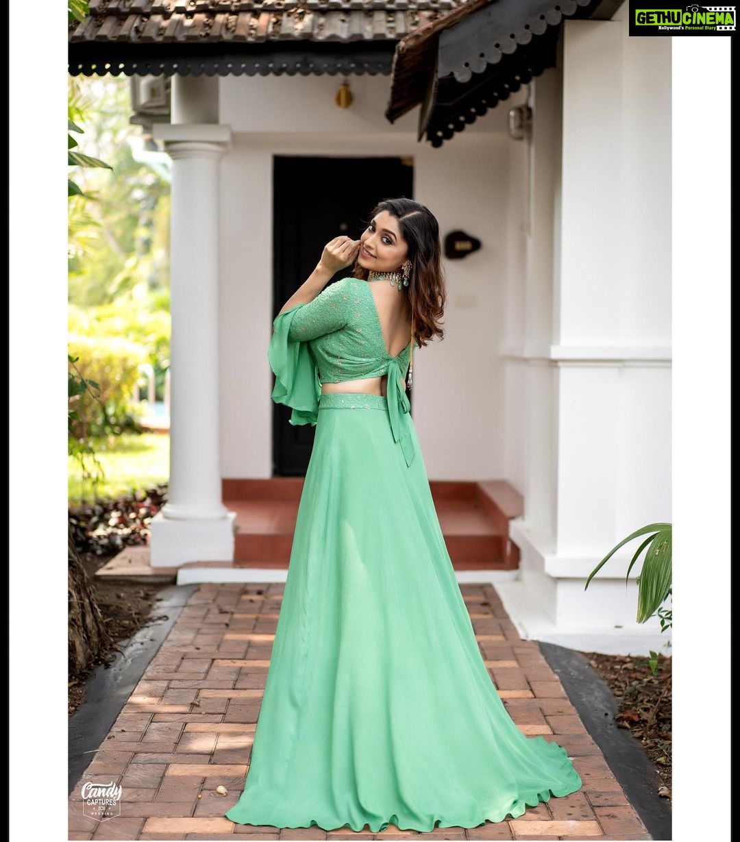 Sija Rose Instagram - Chic happens in green ☘️ . Attire : @thaiyalpura Jewels: @pureallure.in MUA: @makeup_by_mariyaaa Photography: @storiesfromcandycaptures Photo team: @vishak_haridas.in @pictorials_by_sai