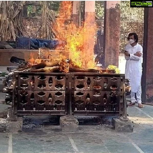 Simran Instagram - A picture can narrate an entire life. This picture does exactly that, the depth of a friendship, the togetherness and the loss. Ustad Zakir Hussain pictured near the funeral pyre of his friend Pandit Shivkumar Sharma, brought me tears! RIP #rip #panditshivkumarsharma