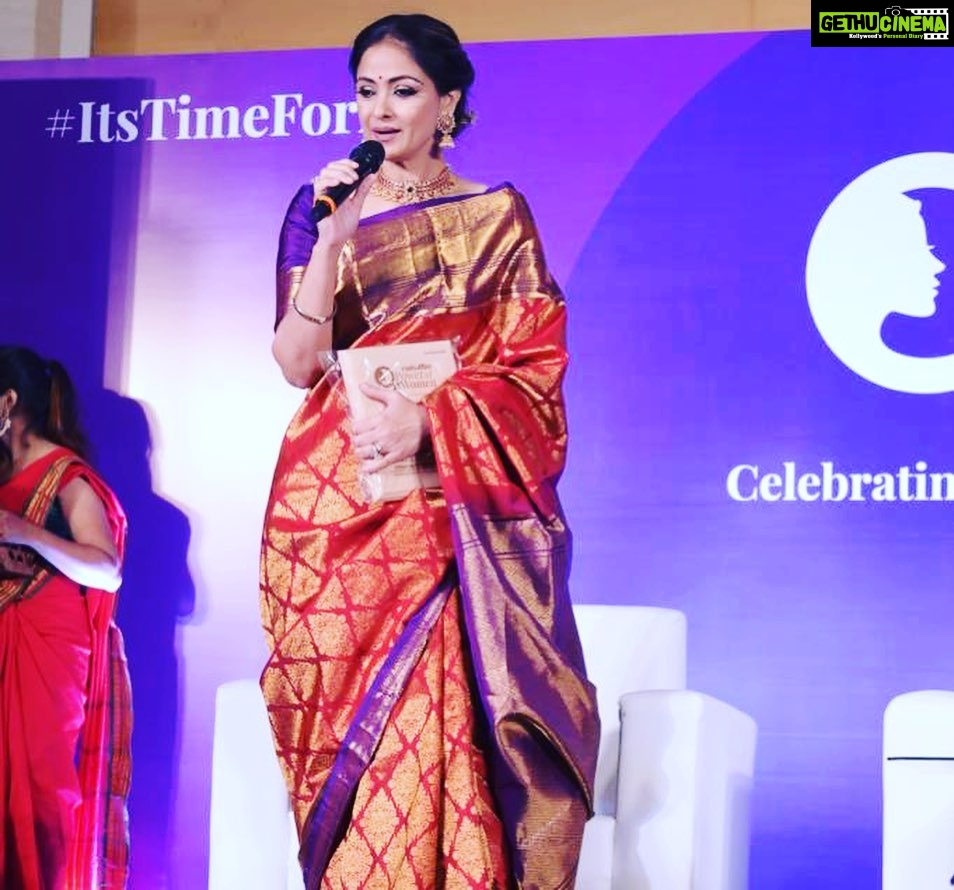 Simran Instagram - Received "Power of women" award from Durga Stalin Mam, it cannot get any better than this. I have always admired her simple looks and super strong personality. To share dias with her along with Ms.Veena (Founder - Naturals) and other eminent women is an amazing experience. Thank you Naturals for this award. இந்த விருதை சாதிக்க துடிக்கும் அனைத்து மகளிர்க்கும் அர்ப்பணிக்கிறேன்.