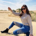 Simran Kaur Mundi Instagram – Offering you a tall glass of rajasthan sand 🥂
.
.
#safari #desert #rajasthan #sand #sanddunes #safaristyle #hot #summers #simrankaurmundi