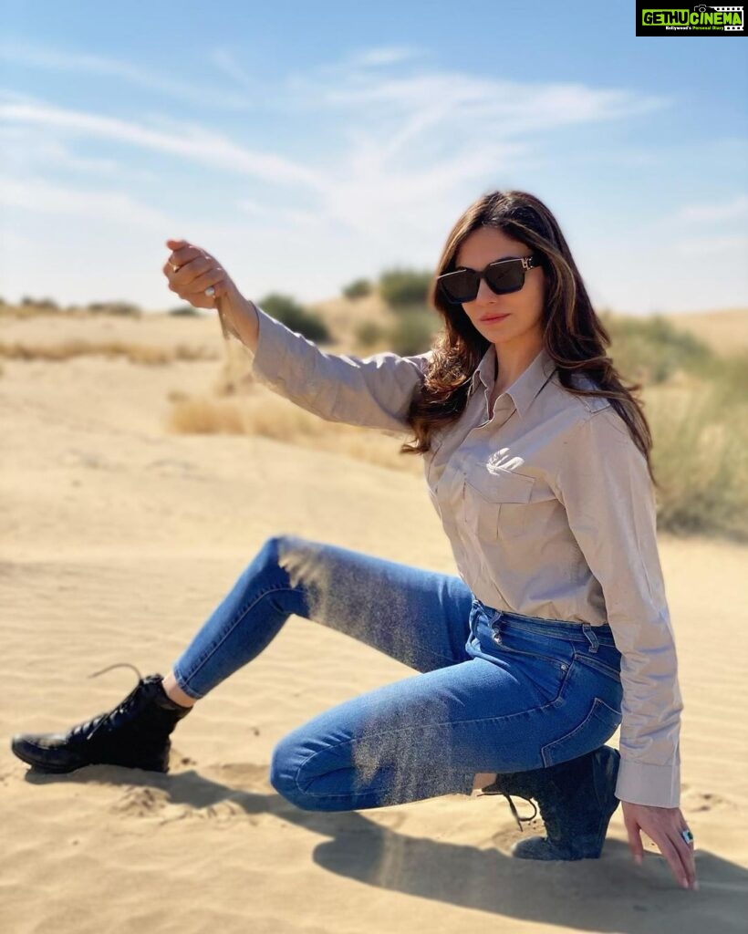 Simran Kaur Mundi Instagram - Offering you a tall glass of rajasthan sand 🥂 . . #safari #desert #rajasthan #sand #sanddunes #safaristyle #hot #summers #simrankaurmundi