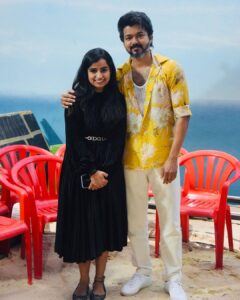Sivaangi Krishnakumar Instagram - And this happened 🥶 in the sets of jolly o jhymkhana🌟 Thankyou #Thalapathy for the kind words❤️ @sivakarthikeyan anna ungalku evlo nandri sonnalum pathathu❤️
@jagadish_palanisamy
