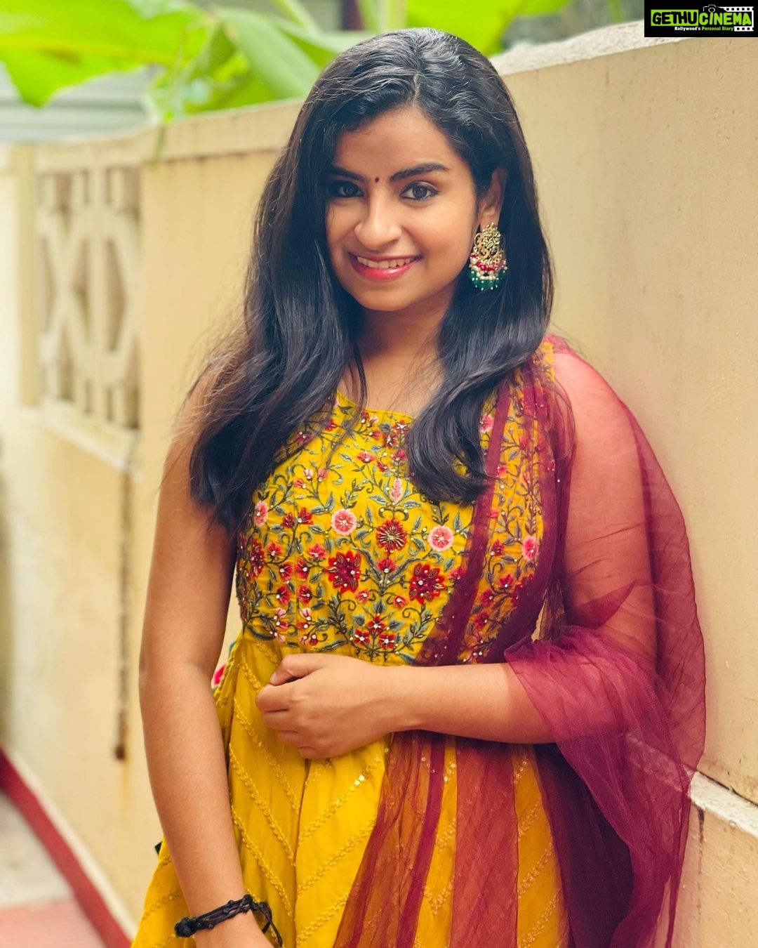 Sivaangi Krishnakumar Instagram - Ayudha Poojai Nalvazhthukkal🙏🏼🔥 Ellam Nanmaikke!✊