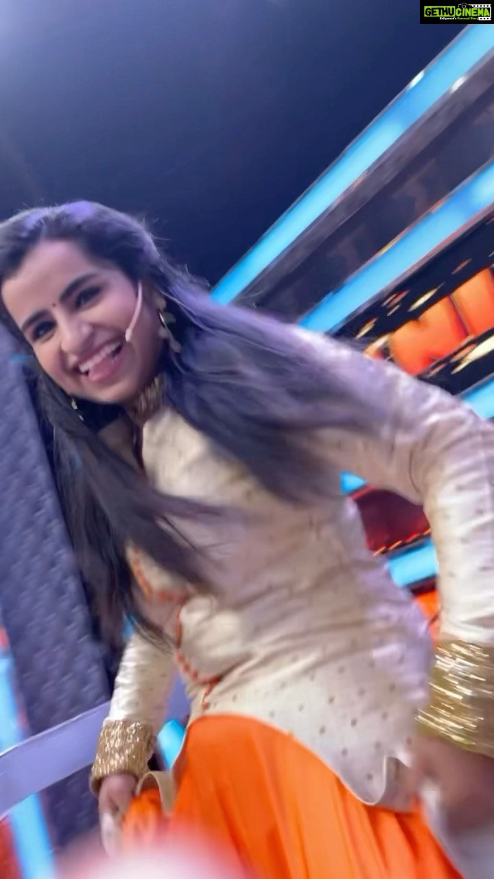Sivaangi Krishnakumar Instagram - Blooper vs reel🤫🤭 #adipolihits20M @ashwinkumar_ak @siddhukumar @thinkmusicofficial