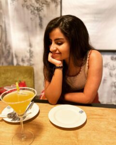 Sivaangi Krishnakumar Instagram - Self love, self respect and self serve of food🌺😃 
#inmyfavouritezone 
📸 @tarunya.rajesh take me out like this again🍕🥰