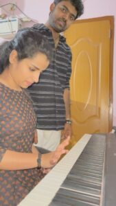 Sivaangi Krishnakumar Instagram - Never imagined that I could play a song phrase continuously in Keys without knowing anything about it. Dont even know about the keys Im playing in this. Thankyou @karthick__devaraj anna for making it easy 😍. My favourite song !! 
@musicsanthosh