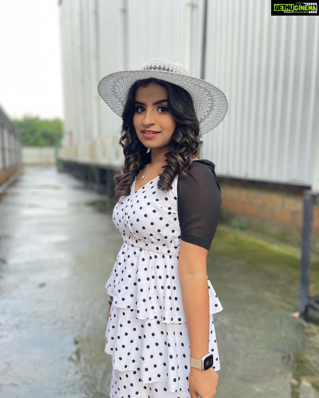 Sivaangi Krishnakumar Instagram - Guess the getup!!!🤪 Wearing : @styl_chennai Makeup: @alana_makeupstudio Hair @krishna_hairstylist #mrandmrschinnathirai