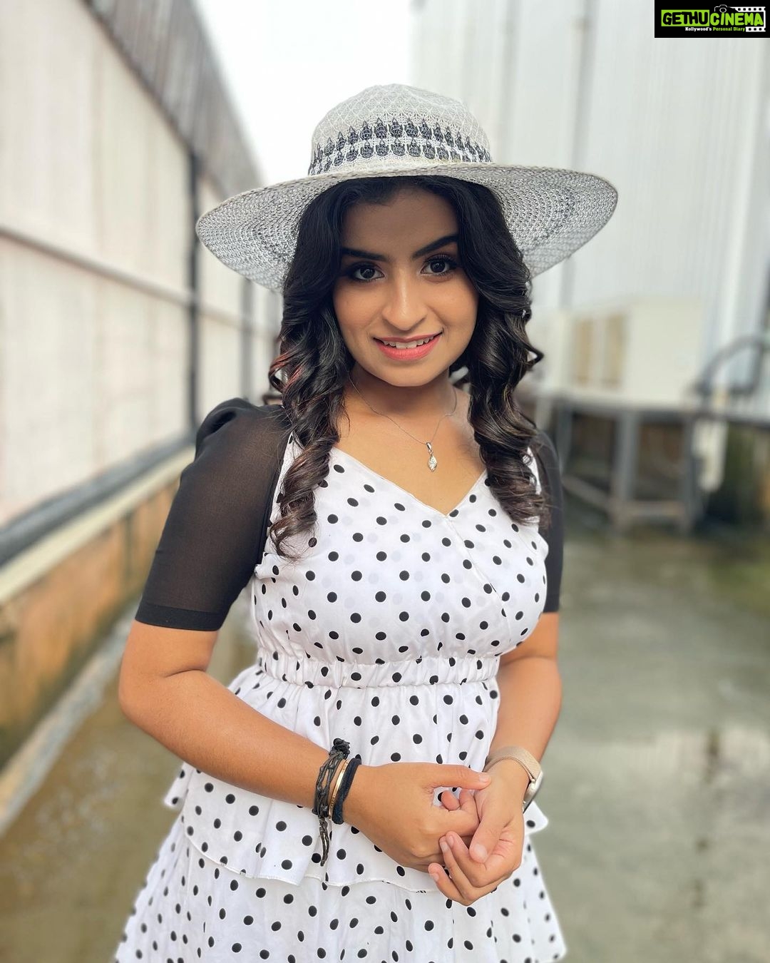 Sivaangi Krishnakumar Instagram - Guess the getup!!!🤪 Wearing : @styl_chennai Makeup: @alana_makeupstudio Hair @krishna_hairstylist #mrandmrschinnathirai