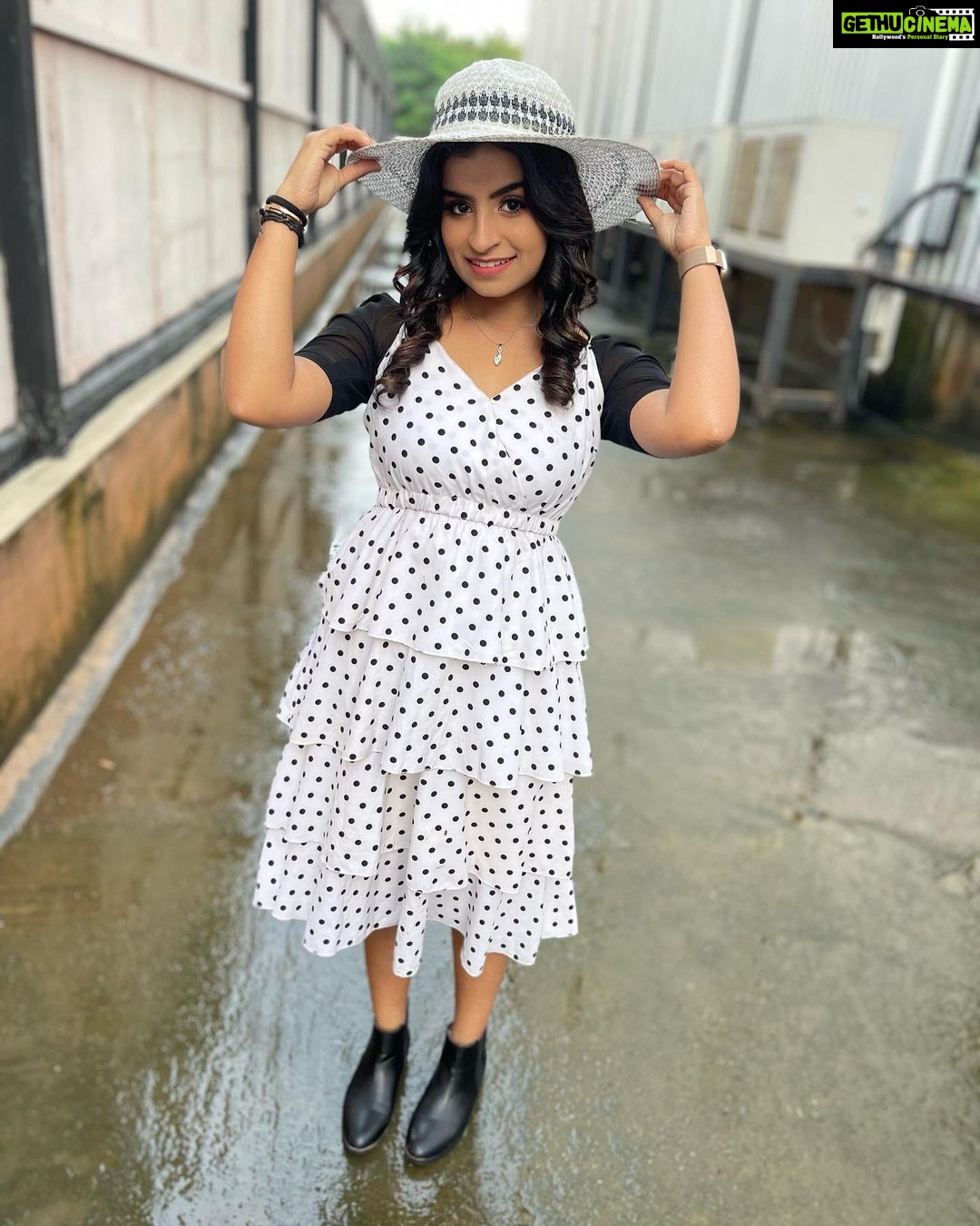 Sivaangi Krishnakumar Instagram - Guess the getup!!!🤪 Wearing : @styl_chennai Makeup: @alana_makeupstudio Hair @krishna_hairstylist #mrandmrschinnathirai