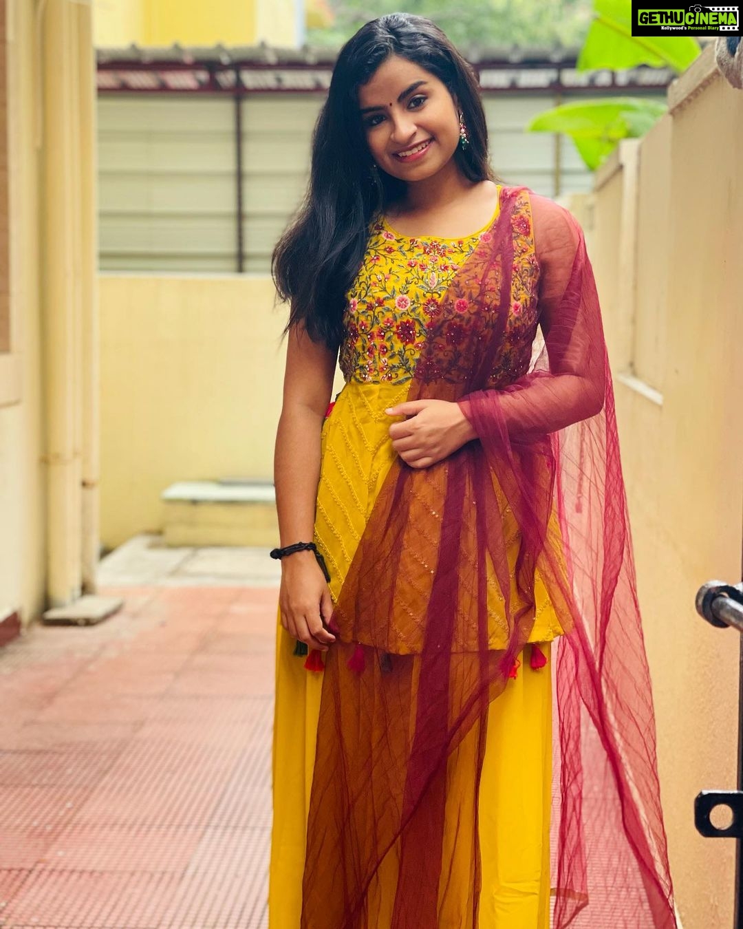 Sivaangi Krishnakumar Instagram - Ayudha Poojai Nalvazhthukkal🙏🏼🔥 Ellam Nanmaikke!✊