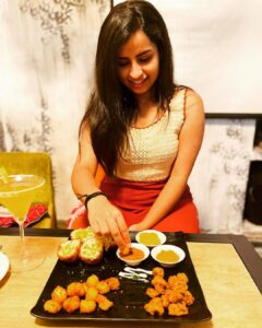 Sivaangi Krishnakumar Instagram - Self love, self respect and self serve of food🌺😃 
#inmyfavouritezone 
📸 @tarunya.rajesh take me out like this again🍕🥰
