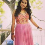 Sivaangi Krishnakumar Instagram – Loving this colour recently..🌸
For @mediamasons 
Wearing @styl_chennai 
Hair: @suni_makeup_hair 
PC : @mathu_tissa