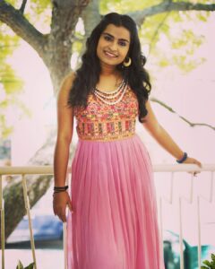 Sivaangi Krishnakumar Instagram - Loving this colour recently..🌸
For @mediamasons 
Wearing @styl_chennai 
Hair: @suni_makeup_hair 
PC : @mathu_tissa
