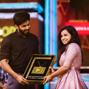 Sivaangi Krishnakumar Instagram - Most Popular Person on Reality TV 
Thankyou @behindwoodsofficial for this award. Dedicating this award to @ravoofa.h.k and @mediamasons team for encouraging and motivating me .  Thankyou @vijaytelevision for being a great platform and providing opportunities ❤️ Finally Ashwineyy ☃️
 @ashwinkumar_ak ,  receiving this award from you is so special. You are one of the most amazing person I have met. Wishing you to reach great heights and  congratulations on your award too🥰☃️
Thankyou Makkaleyyy.. neengal illamal naanga yaarumey illai. Ungal adharavuku romba nandri❤️