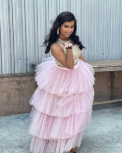 Sivaangi Krishnakumar Instagram - Nadamadum Birthday cake 🤪🎂 
PC : @sarath_kpy 
Styling - @anushaa13
Outfit:
@magnoliaabyvaaniraghupathy
Footwear- @feeltwenty