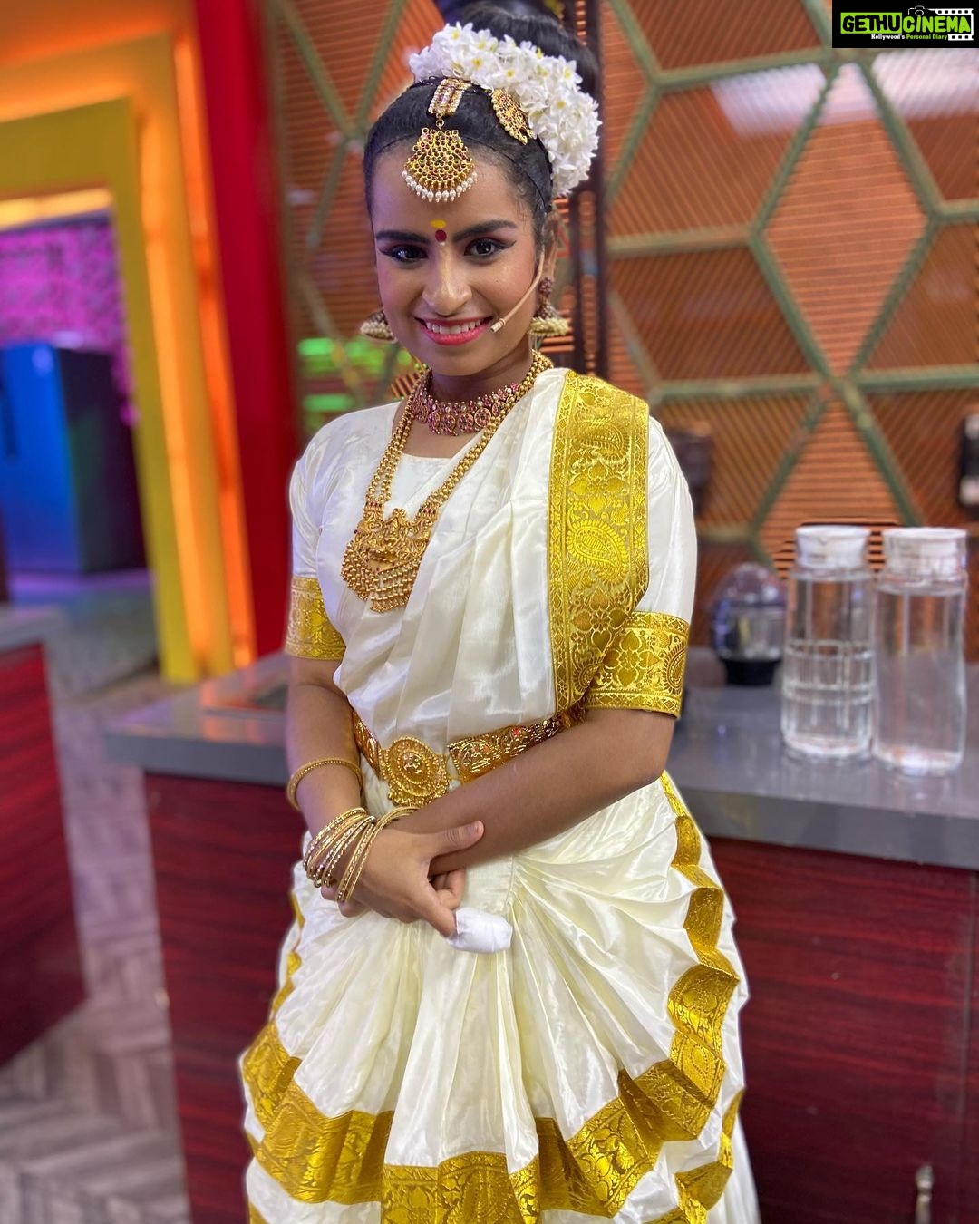 Sivaangi Krishnakumar Instagram - Mohiniattam ❤️ #cookwithcomali