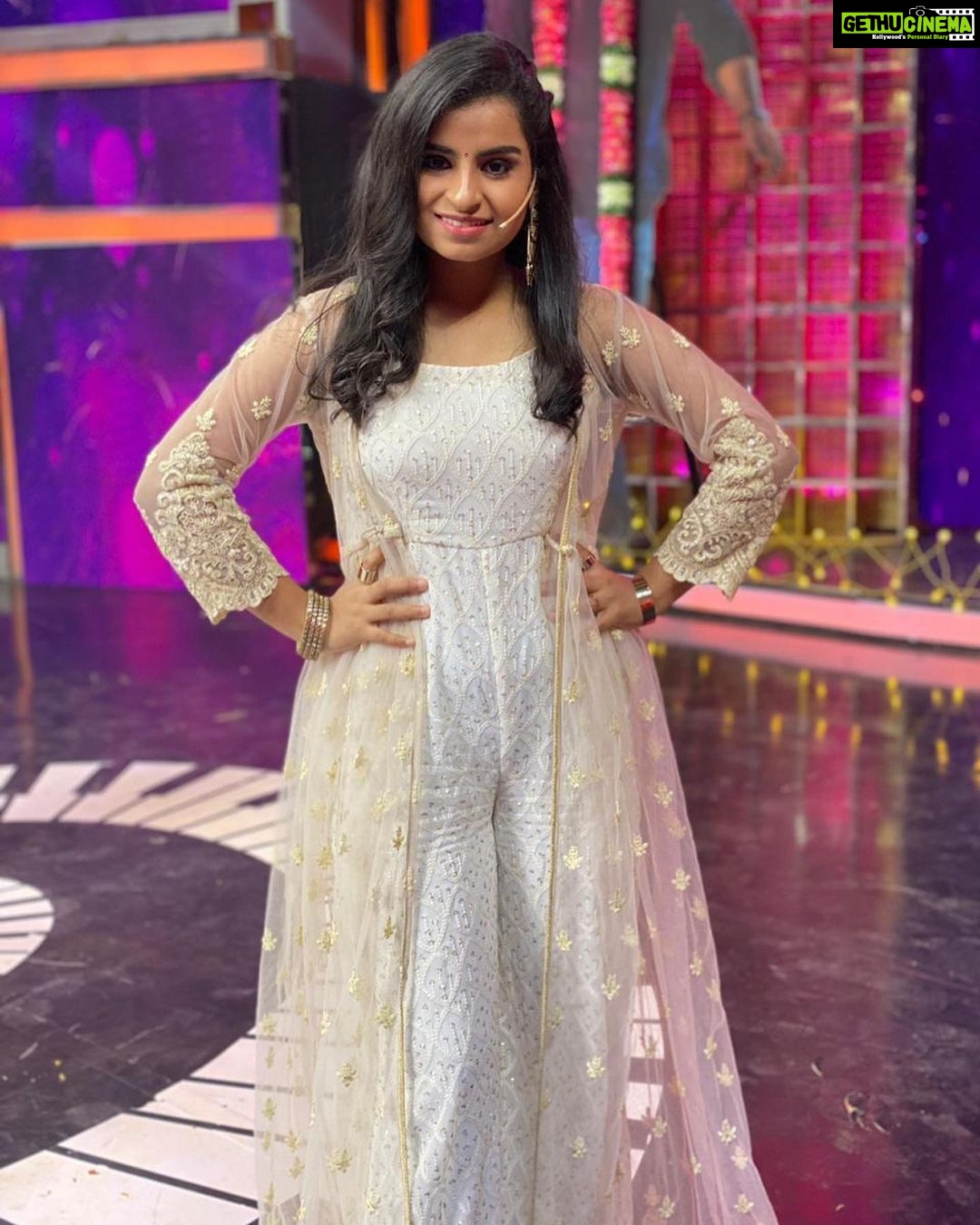 Sivaangi Krishnakumar Instagram - Thala Thalapathy special 😍this sunday @vijaytelevision Styling - @anushaa13 Outfit - @bespoketanyabatra