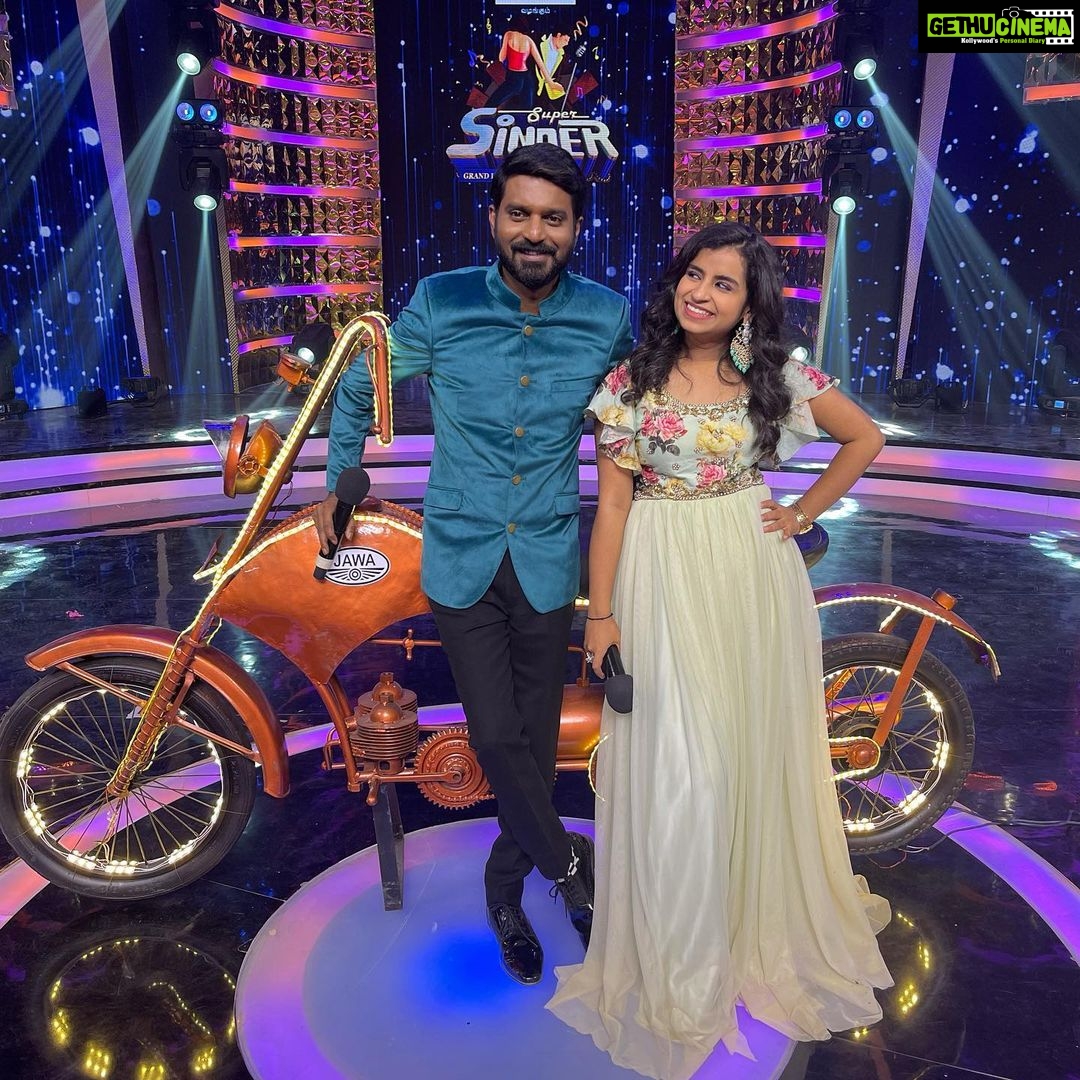 Sivaangi Krishnakumar Instagram - Never in my dreams I would have thought that I will host the very next season of Super Singer Launch , that too with my favourite @makapa_anand . Thankyou anna for supporting me . Everything is a learning process. Thankyou to my angel @ravoofa.h.k for trusting me and giving me this chance ā¤ļøš.