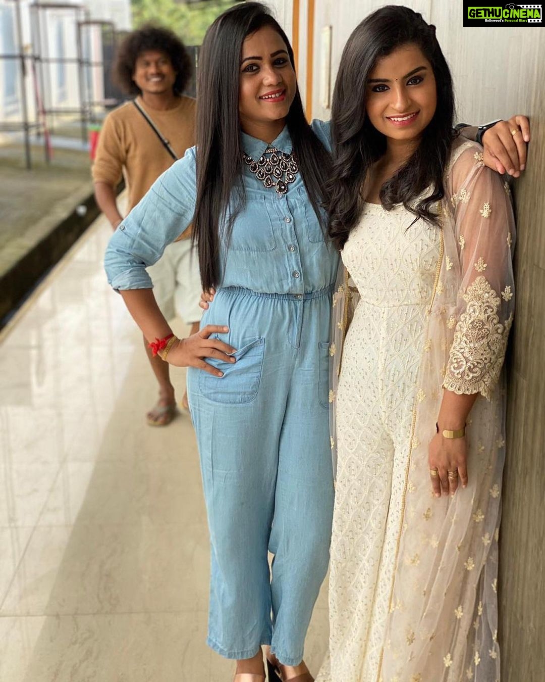 Sivaangi Krishnakumar Instagram - Thala Thalapathy special 😍this sunday @vijaytelevision Styling - @anushaa13 Outfit - @bespoketanyabatra