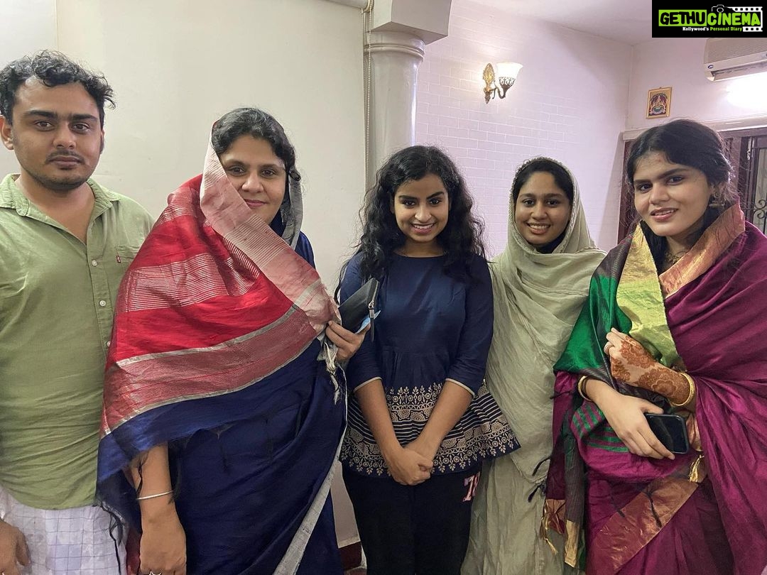 Sivaangi Krishnakumar Instagram - My mam , mentor , Godmother @ravoofah.k surprised me for my birthday and that was so overwhelming . Thankyou so much mam you and @ziya_hadhijath made it a memorable birthday 😍🙏🏼@themoussestudio your mousse cake was soooo tasty😍. Thankyou❤️🙏🏼