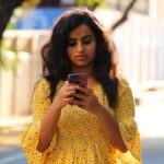 Sivaangi Krishnakumar Instagram - Me during the whole lockdown🙄 Addicted to phone and insta🙂