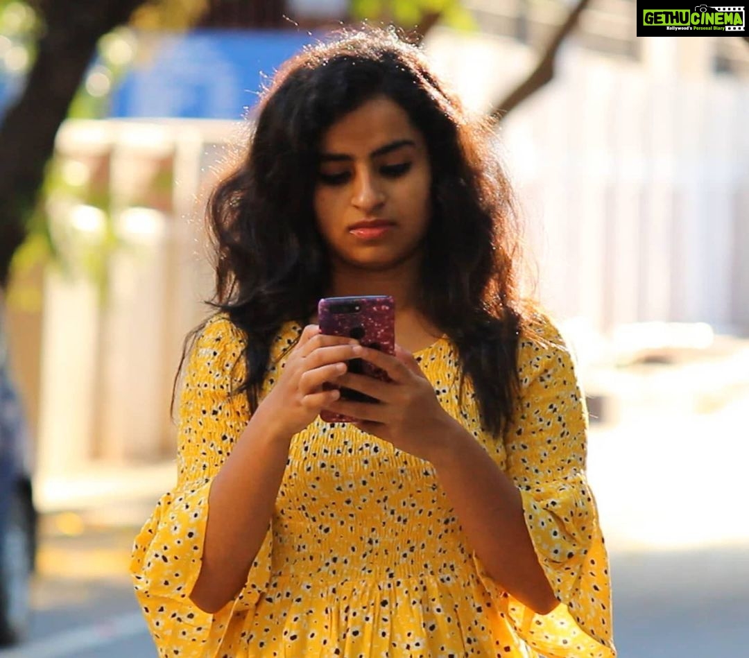 Sivaangi Krishnakumar Instagram - Me during the whole lockdown🙄 Addicted to phone and insta🙂