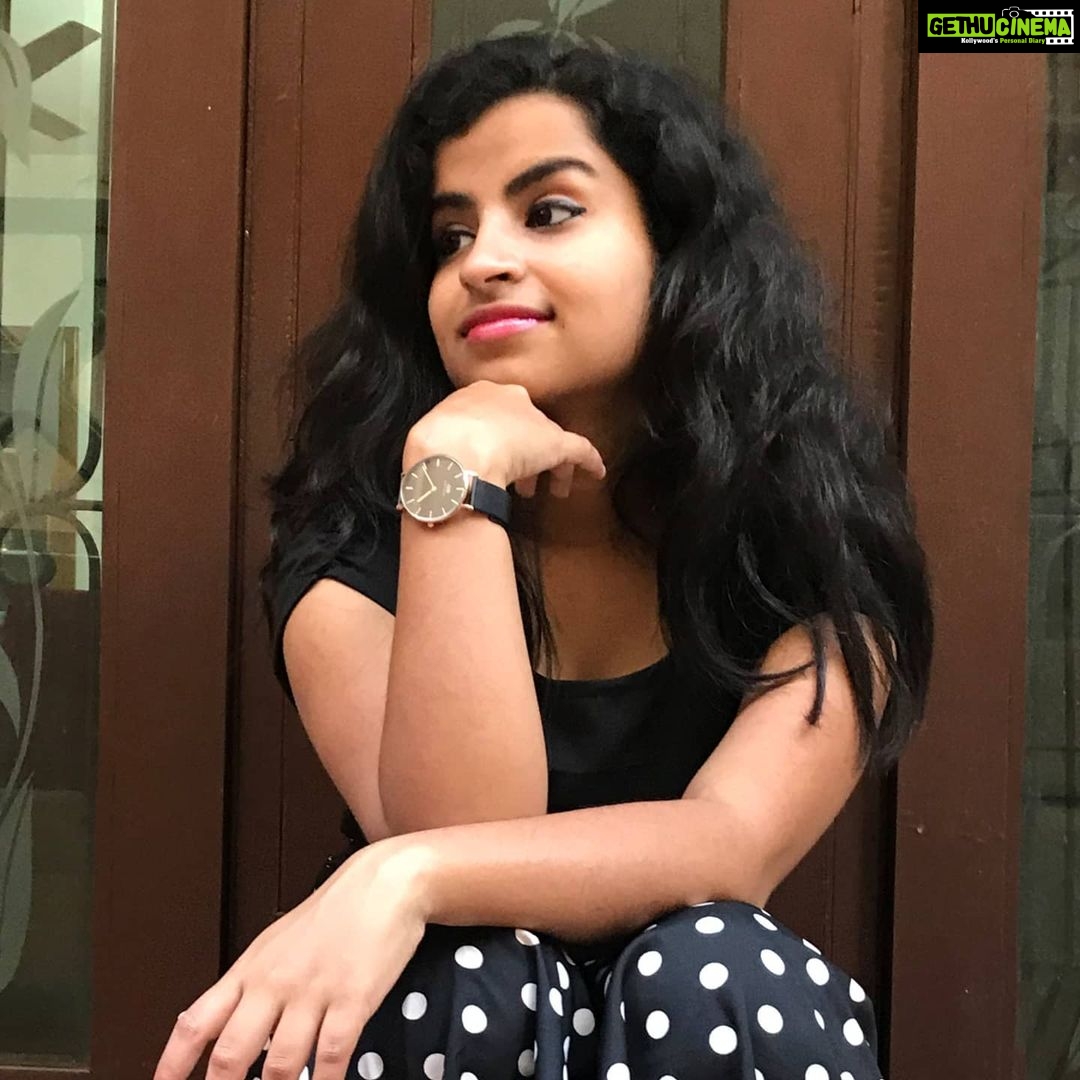 Sivaangi Krishnakumar Instagram - Checkout @danielwellington watches and get 15% discount by typing the code " SIVAANGI" .
