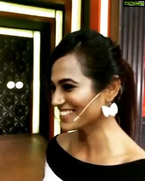Sivaangi Krishnakumar Instagram - Fun❤️ @actress_ramyapandian @iammanimegalai #cookuwithcomali #vijaytelevison