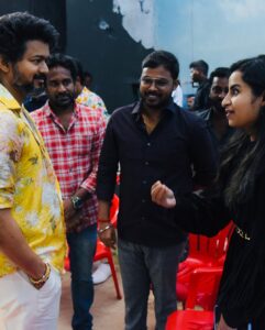 Sivaangi Krishnakumar Instagram - And this happened 🥶 in the sets of jolly o jhymkhana🌟 Thankyou #Thalapathy for the kind words❤️ @sivakarthikeyan anna ungalku evlo nandri sonnalum pathathu❤️
@jagadish_palanisamy