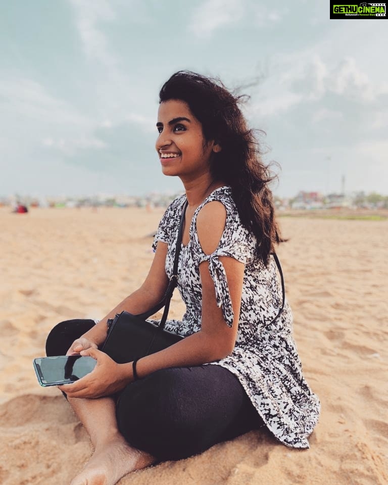 Sivaangi Krishnakumar Instagram - Happy kid😆 PC:@samsudeen_mark Bessy Beach