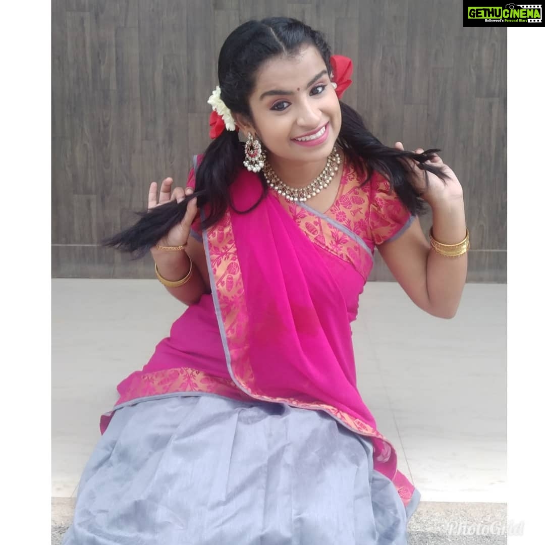 Sivaangi Krishnakumar Instagram - All your beauty..azhagu kannadi👨🎤🎼 . #randomcaption #folkmusic #vijaytv #ss7 #supersinger7 EVP Film City