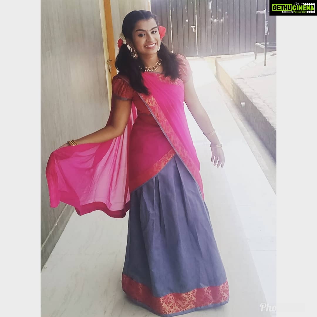 Sivaangi Krishnakumar Instagram - All your beauty..azhagu kannadi👨🎤🎼 . #randomcaption #folkmusic #vijaytv #ss7 #supersinger7 EVP Film City