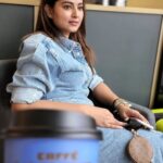 Sneha Instagram - Hubby clicks the best pics❤️❤️❤️ Which is your favorite 1st or 2nd?? @prasanna_actor #coffee #denimlove #coffeenero #watchingpeople #vacaytime