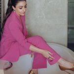 Soha Ali Khan Instagram - Tub we met 🛀 ? Outfit - @zara Jewellery - @aquamarine_jewellery @radhikaagrawalstudio @minerali_store Bag - @eena.official Photographer - @knottingbells @shreyb Styled by @kareenparwani