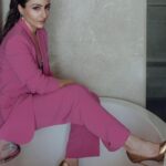 Soha Ali Khan Instagram - Tub we met 🛀 ? Outfit - @zara Jewellery - @aquamarine_jewellery @radhikaagrawalstudio @minerali_store Bag - @eena.official Photographer - @knottingbells @shreyb Styled by @kareenparwani
