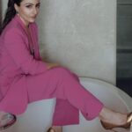 Soha Ali Khan Instagram – Tub we met 🛀 ? 

Outfit – @zara
Jewellery – @aquamarine_jewellery 
@radhikaagrawalstudio @minerali_store
Bag – @eena.official
Photographer – @knottingbells @shreyb
Styled by @kareenparwani