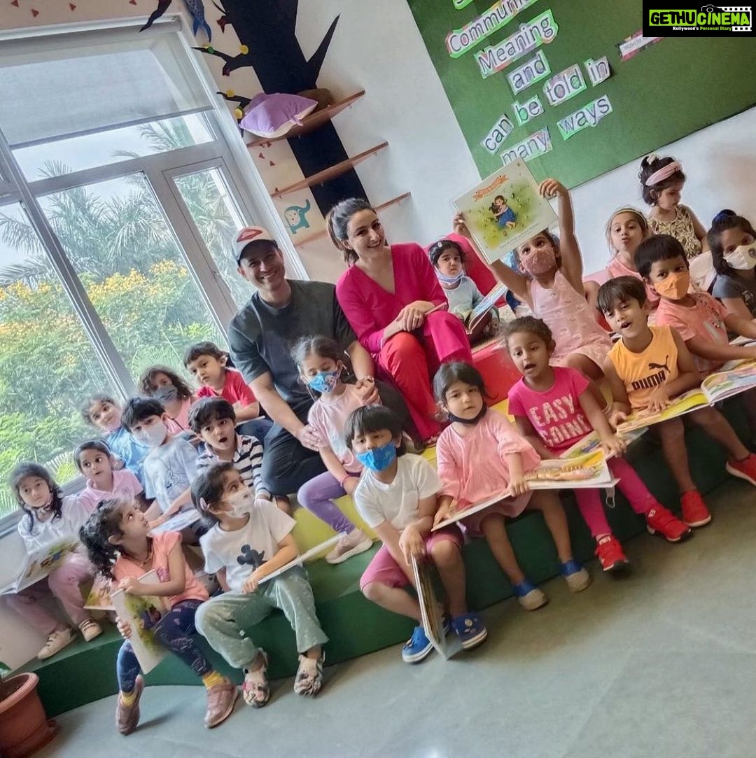 Soha Ali Khan Instagram - Back to school! It was such fun to be able to interact with the lovely and lively bunch of children from Ascend International School’s Half Day class and to read to them from our newly published book Inni and Bobo Find Each Other. #alwaysascending #inniandbobo @ascendspeaks @kunalkemmu #evolvetogether
