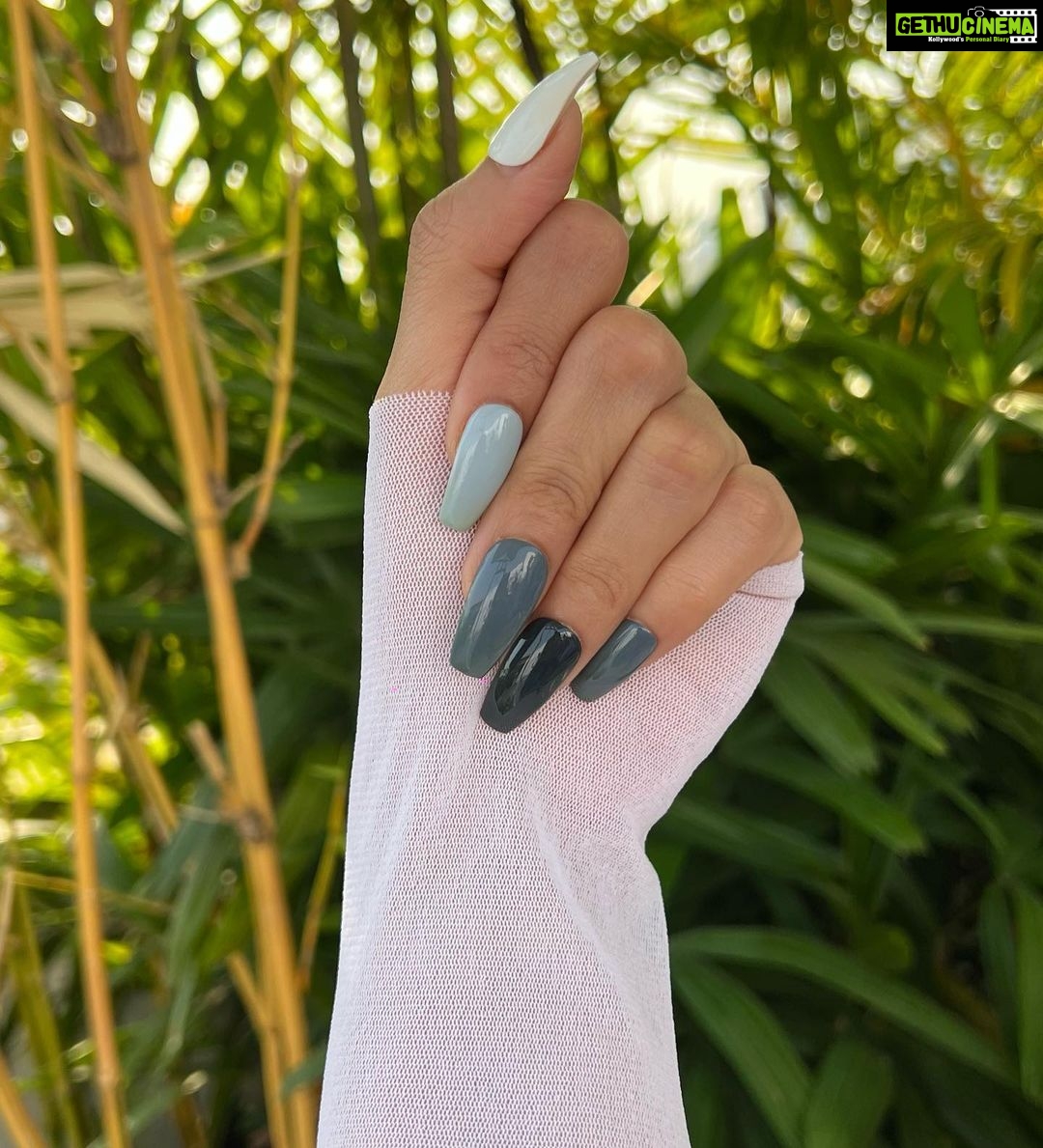 Sonakshi Sinha Instagram - Since your attention was on the 💍 last time, have a look at my nails now 😂 Wearing “Deep Sea Diary” in medium/coffin from @itssoezi 💕 Also… #sundayselfie is now officially replaced by #SoeziSelfie… show me yours!!